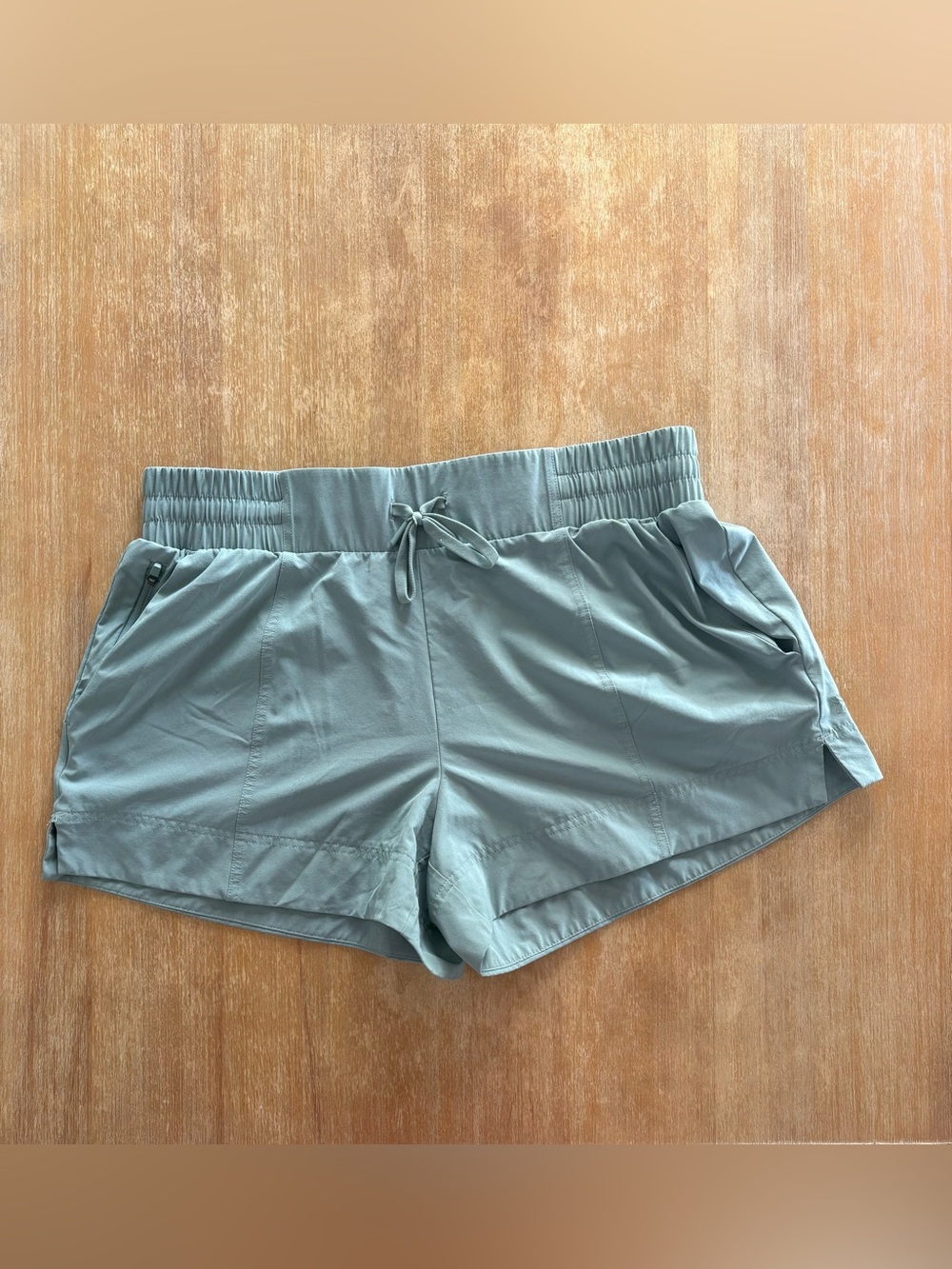 All in motion light woven athletic mid-rise shorts 4”in sage green size L